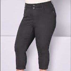 VENUS Black Bum Lifter Capri Jeans